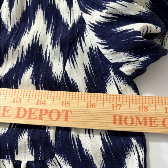 Pomander Place by Tuckernuck, Navy/White Ikat Mini, V Collar, Shirred Wrist. - Picture 8 of 14
